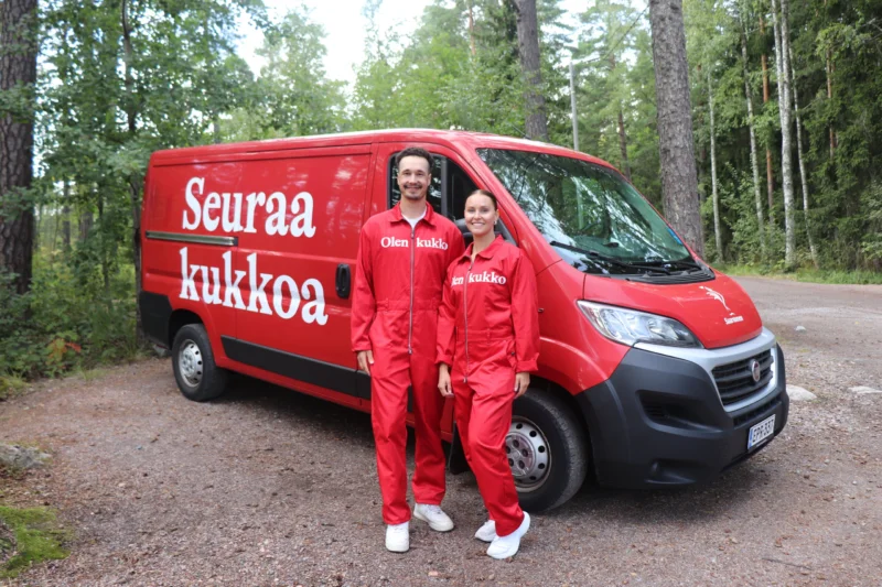 Saarioisten Kukko-tiimi kukkobiilin edessä