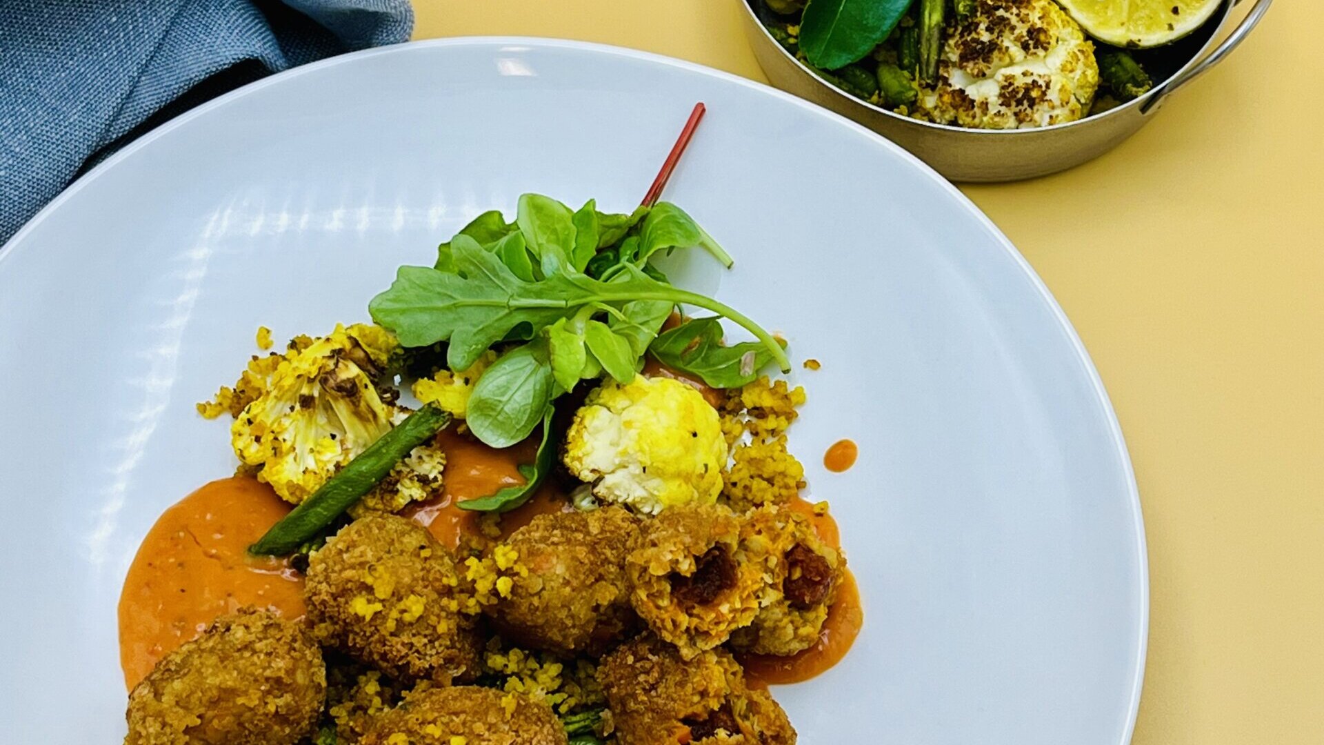 Chilitäytteisiä kasvispyöryköitä, paahteista paprikakastiketta ja couscous-kasviksia