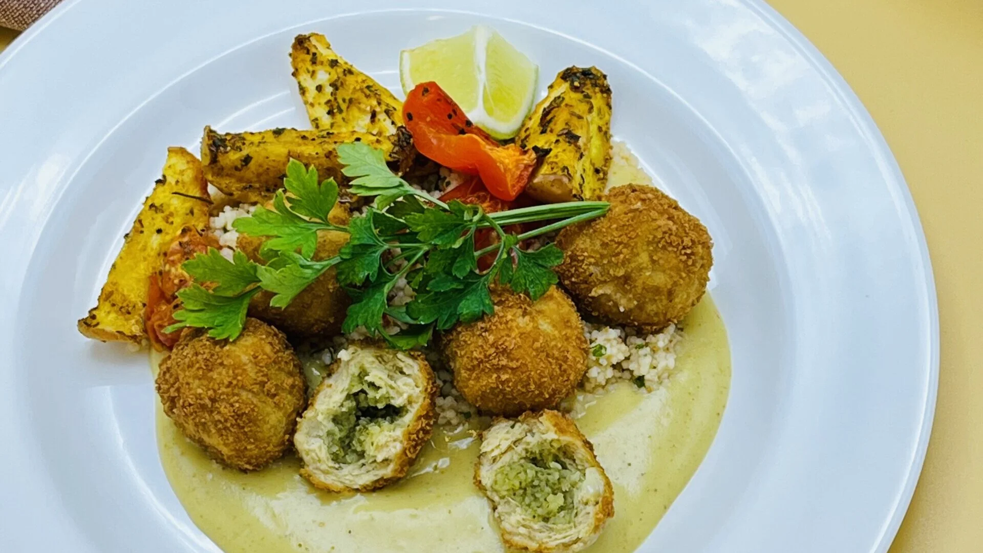 Kievin kanapyöryköitä, currykastiketta ja mausteista omenaa