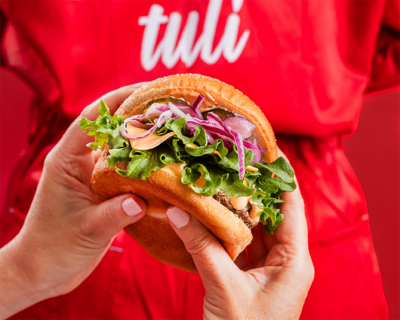 iso härkäburgeri kädessä